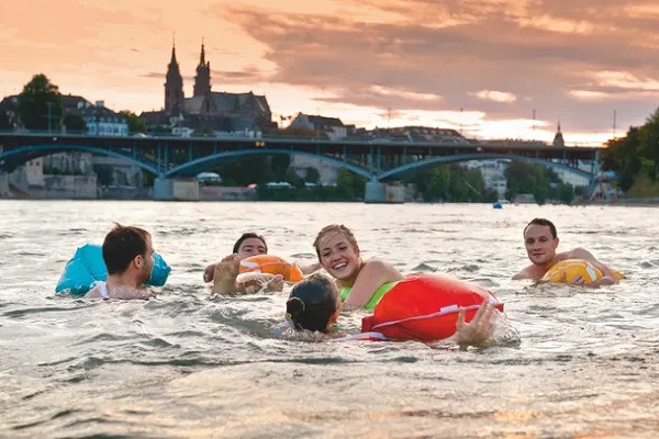 Thụy Sĩ, nơi người dân bơi qua sông về nhà sau giờ làm